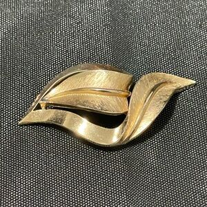 Vintage Signed Trifari Brooch Pin Gold Tone Leaf Swirl Design Textured Finish